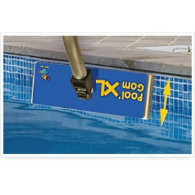 Nettoyer les parois avec la Brosse Pool'Gom XL piscine