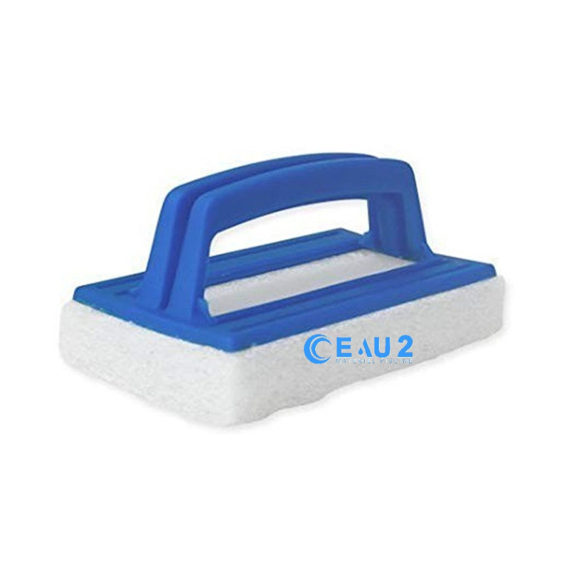 Nettoyer la ligne d'eau de la piscine avec cette éponge ergonomique