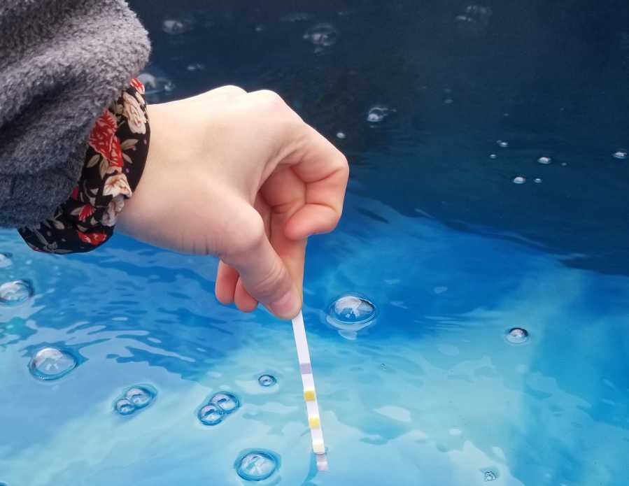 Les bandelettes test pour analyser l'eau de la piscine