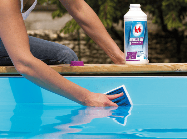 Comment bien nettoyer la ligne d'eau de votre piscine ? - Blog Distripool